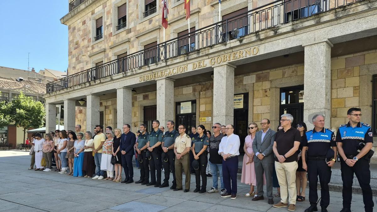 Autoridades durante el minuto de silencio por el asesinato machista de la guardia civil de Llanes.