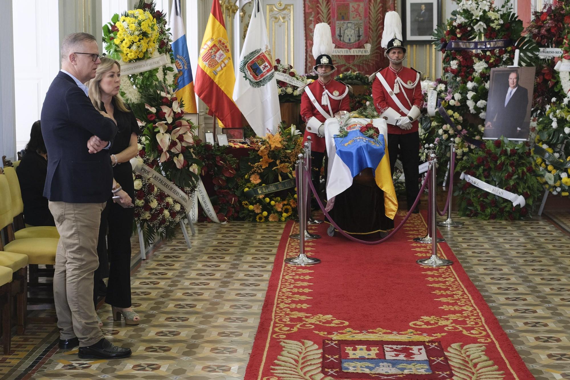 Último adiós al primer presidente de Canarias en el Salón Dorado de las Casas Consistoriales