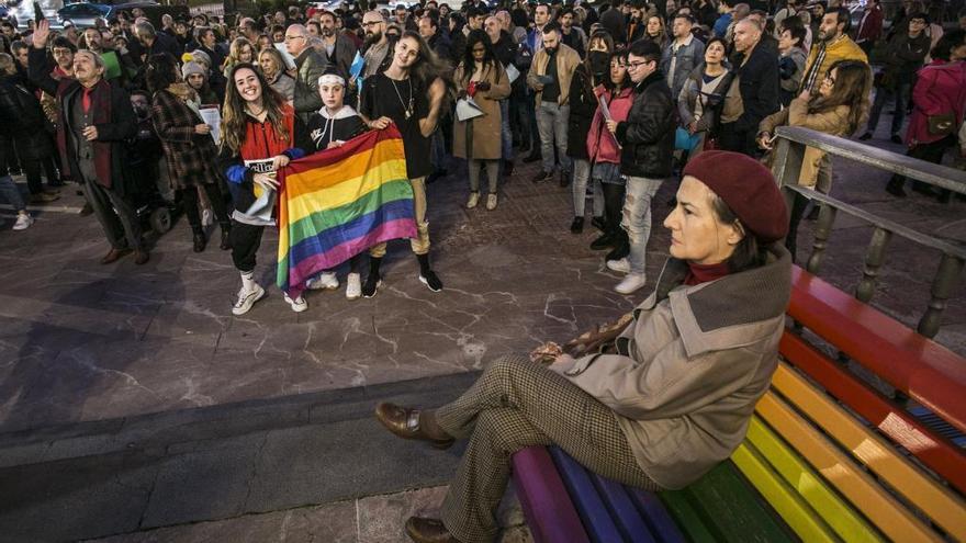 Una protesta contra la decisión de quitar los bancos en Oviedo.