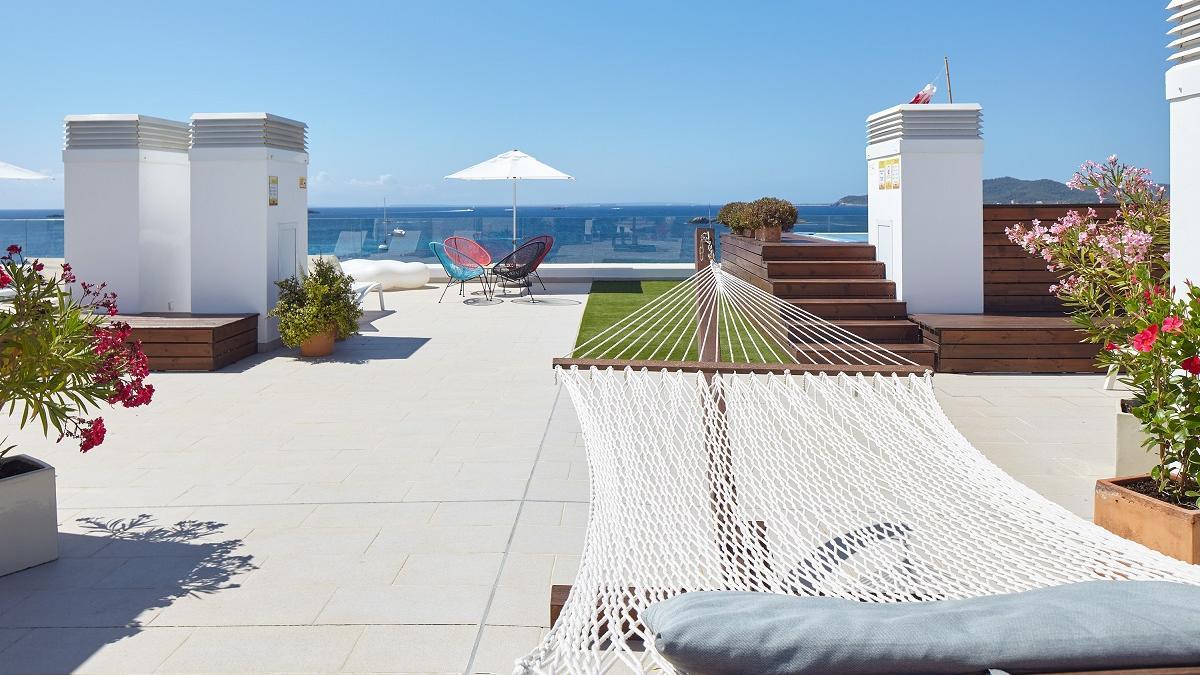 El solárium de Sud Ibiza Suites dispone de hamacas y un &#039;jacuzzi&#039;.