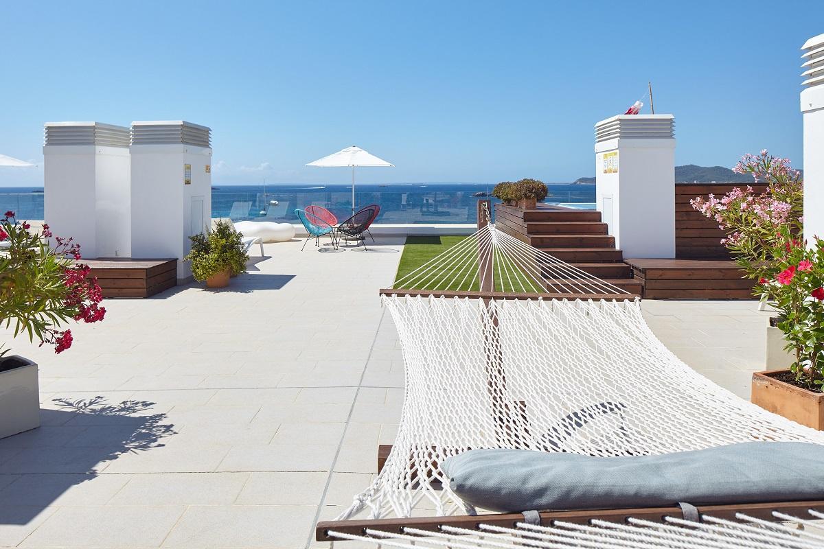 El solárium de Sud Ibiza Suites, para relajarse en sus hamacas y su 'jacuzzi'.