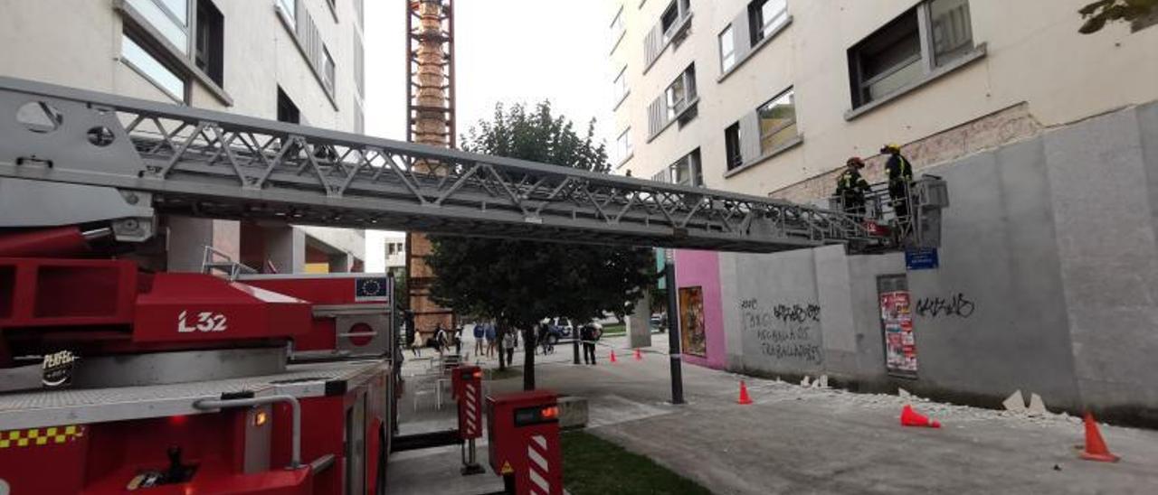 Los Bombeiros do Morrazo en la zona después del desprendimiento, en agosto de 2020. |   // S.ÁLVAREZ