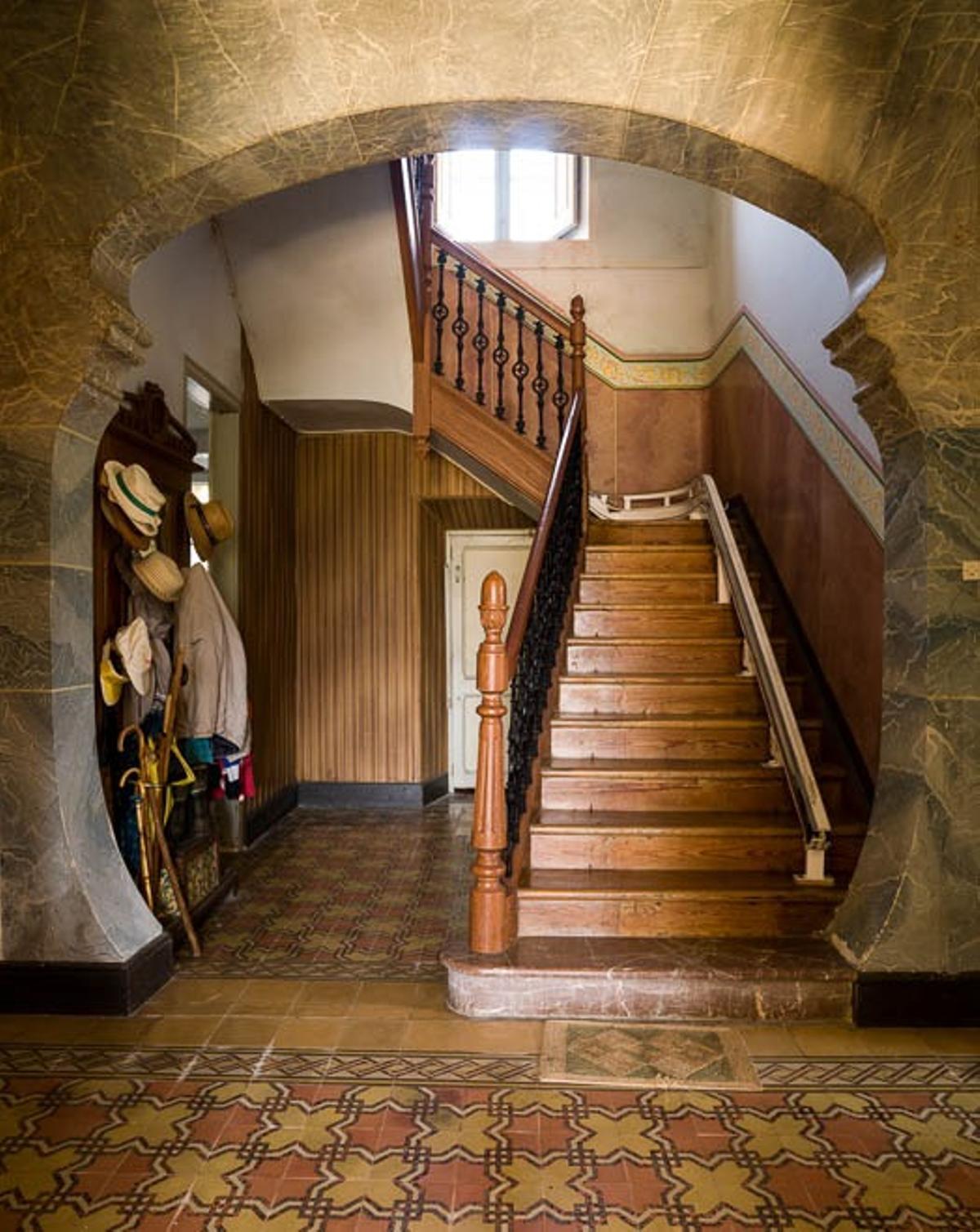 Arco y escalera del interior de la quinta de Alevia