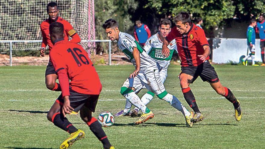 Instante del partido que ayer jugaron el Elche Ilicitano y el Mallorca B.