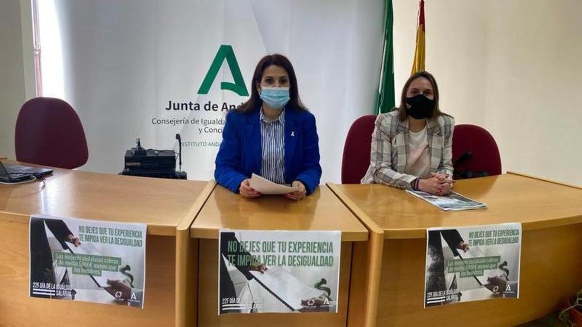 María Encarnación Santiago, asesora del IAM, y Dolores Fernández, delegada de Igualdad, Políticas Sociales y Conciliación, presentan la campaña &quot;No dejes que tu experiencia te impida ver la desigualdad&quot;