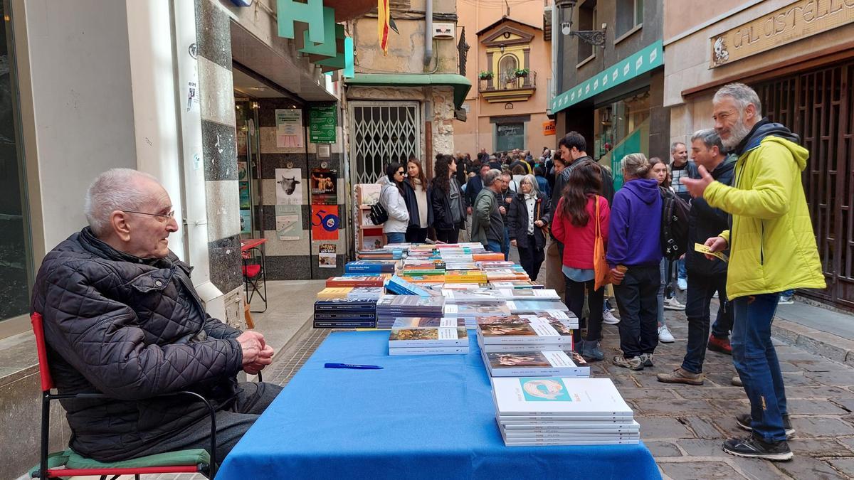 Parada de llibres l'any passat per Sant Jordi a Berga