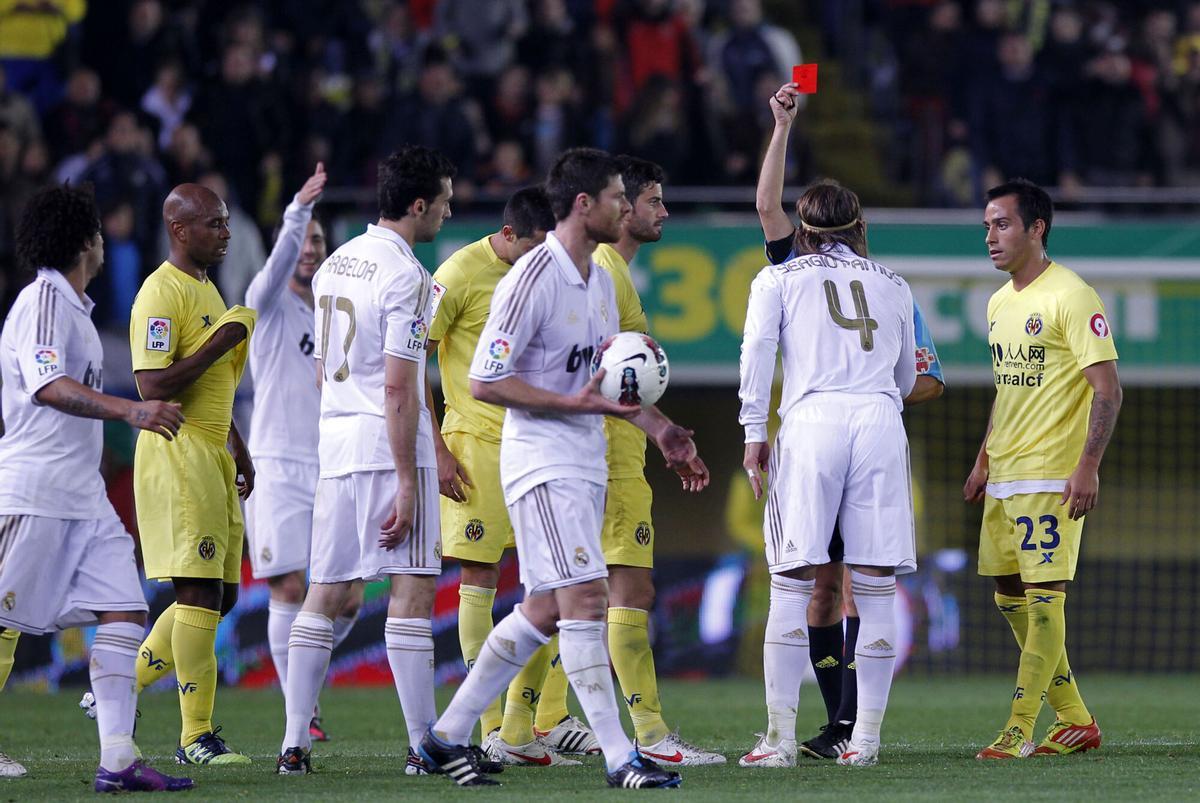 El árbitro Paradas Romero expulsa a Ramos en el Villarreal-Madrid de la Liga 2011-12.