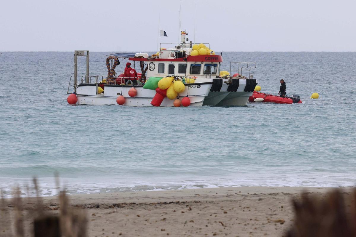 Trabajos de limpieza en la Xanga y Platja d’en Bossa de los restos del yate incendiado en Ibiza