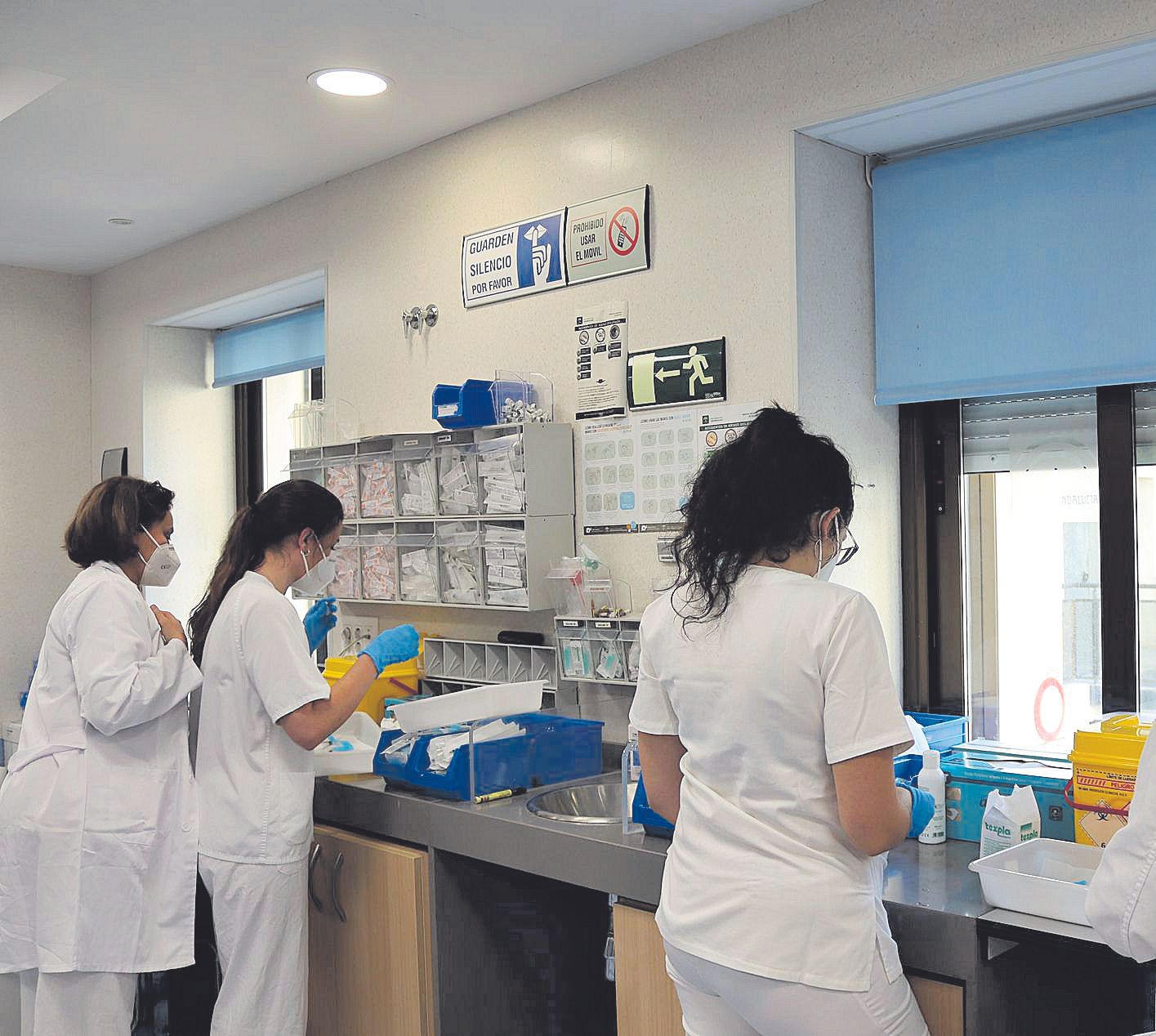 Un grupo de sanitarias trabajando en el Hospital Regional de Málaga.