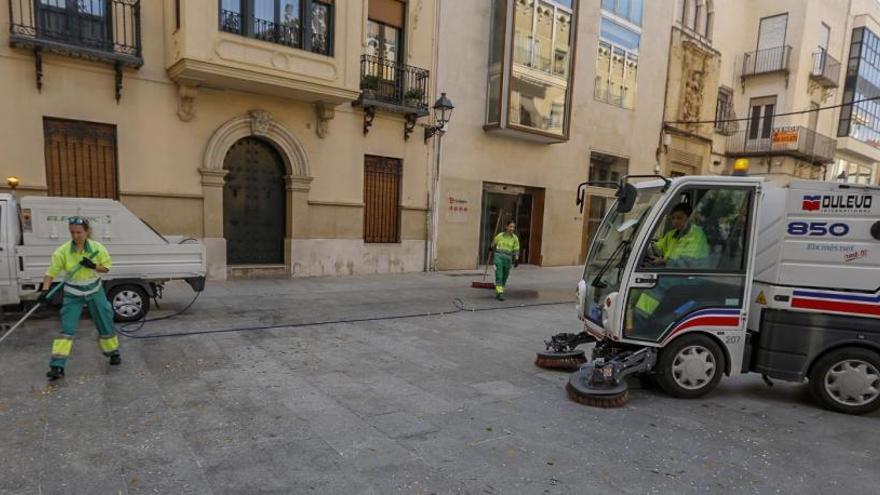 Empresas y colectivos denuncian irregularidades en la contrata de la basura