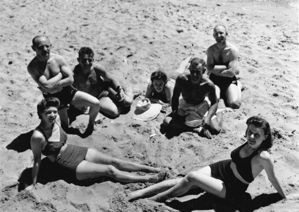 Mujeres en ropa de baño en 1947, un año después de presentar el bikini como hoy lo conocemos