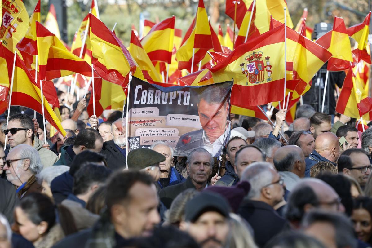 MADRID, 30/11/2025.- Concentración contra el Gobierno de Pedro Sánchez, por los casos de corrupción que protagonizan José Luis Ábalos, Koldo García y Santos Cerdán, convocada por el Partido Popular (PP) en el Templo de Debod en Madrid, este domingo. EFE/ Juanjo Martín