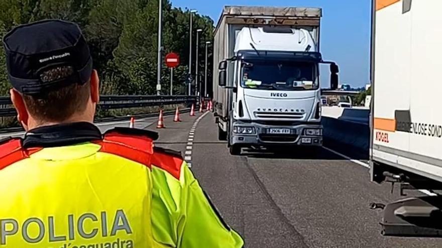 Un macrocontrol policial de camions a l’AP-7 i l’A-2 acaba amb més de 70 denúncies