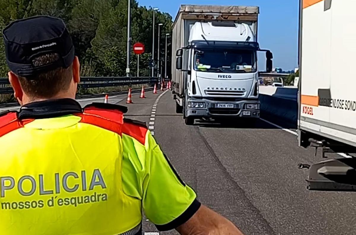 Control de Mossos de camiones en la autopista