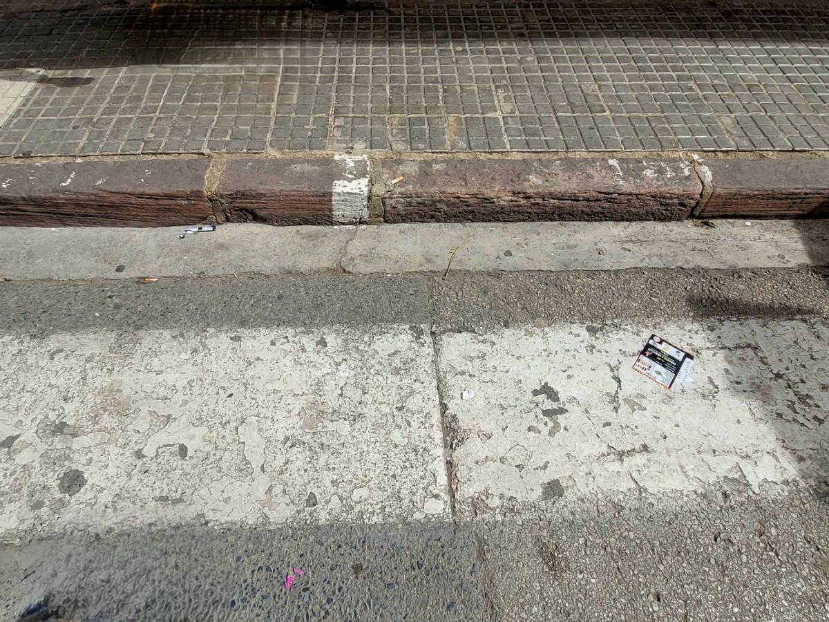 Acera con escalón.