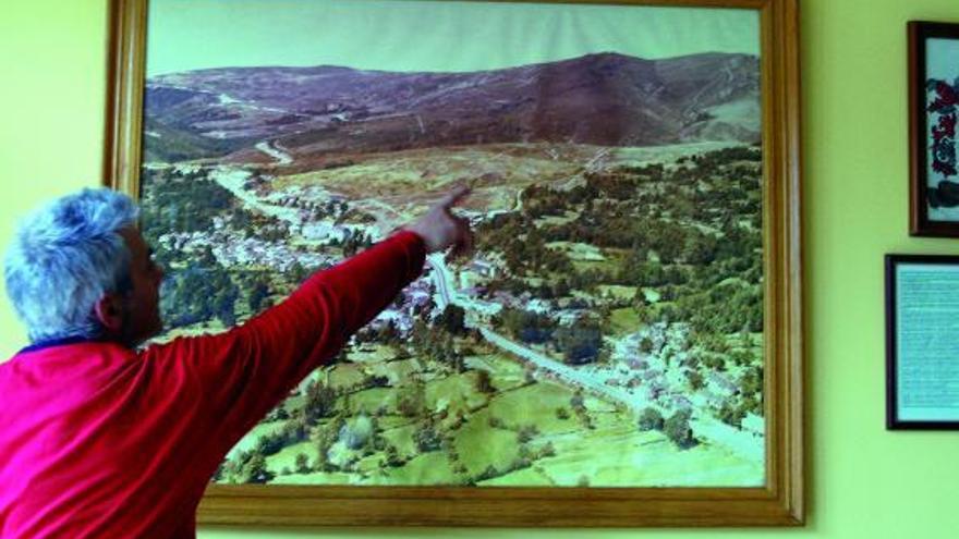 El ganadero Baldomero Sampedro muestra sobre una fotografía el lugar donde se proyecta el vertedero del AVE.