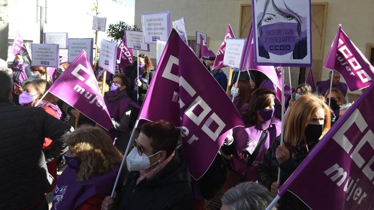 Protesta en San Esteban por la falta de transparencia del pacto regional contra la violencia de género.