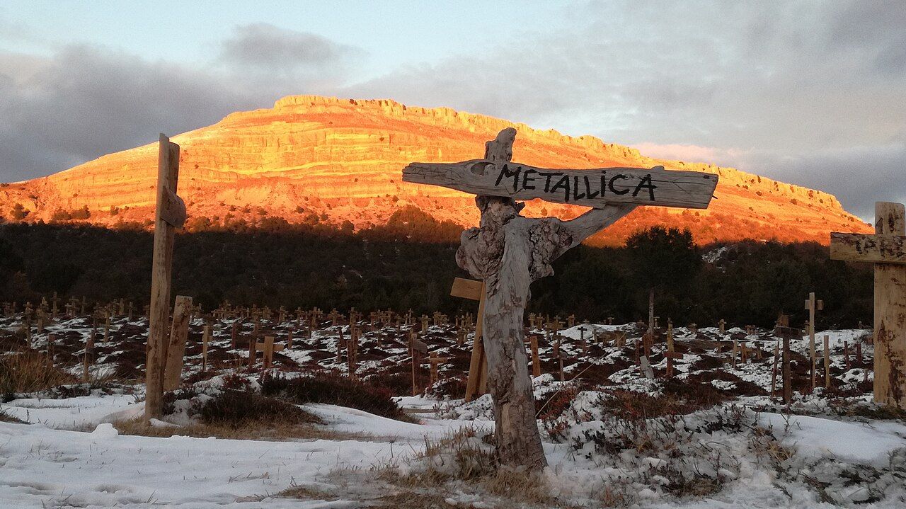 Tumba apadrinada por Metallica en el Cementerio de Sad Hill.