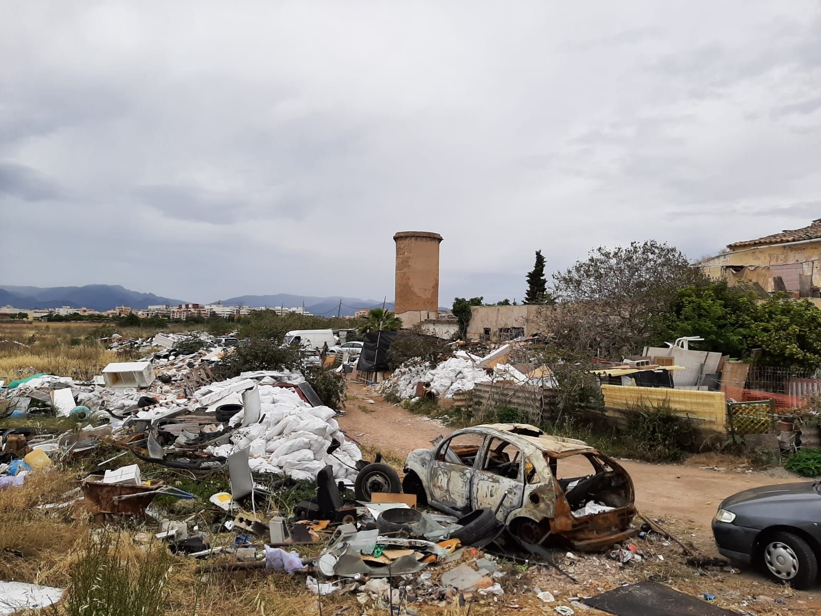 La Guardia Civil investiga un gran vertedero ilegal junto al Estadi Balear