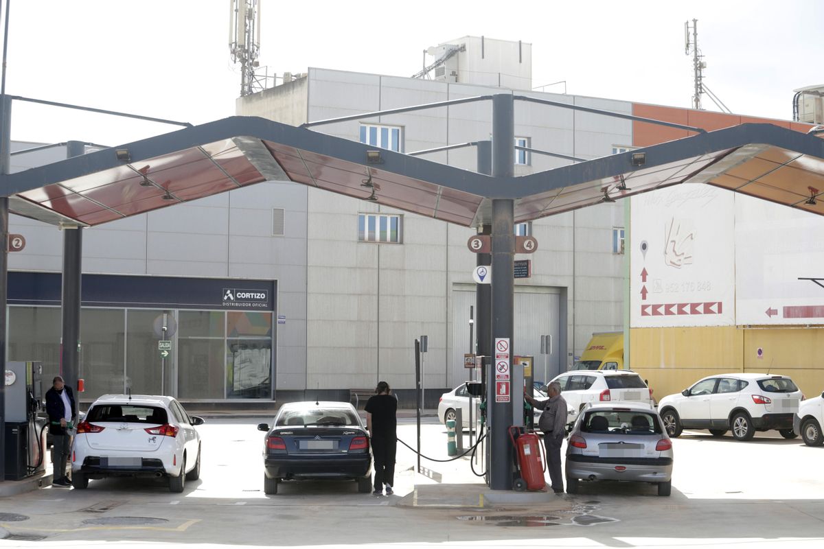 Varios clientes, en una gasolinera de Santa Bárbara