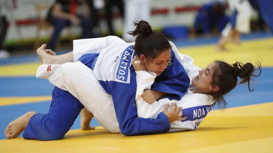 Uno de los combates de judo disputados ayer en el pabellón de Navia. // Ricardo Grobas