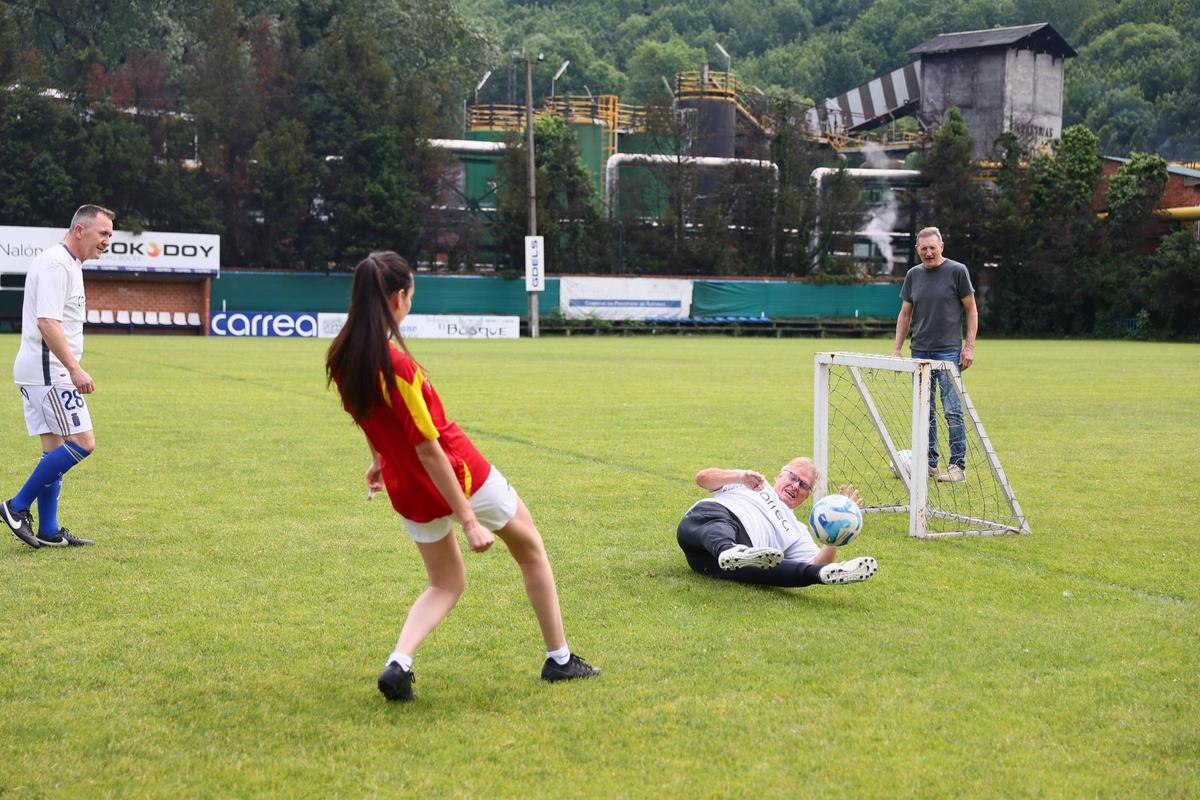 En imágenes: Los héroes que levantaron el único título de la historia del Real Oviedo se reencuentran 41 años después: así fue la "histórica y divertida" reunión