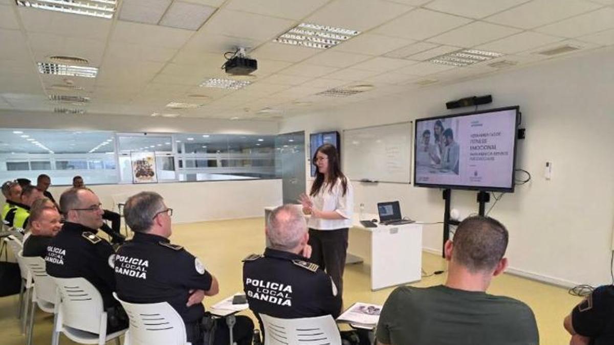 Agentes de la Policía Local de Gandia, en una formación.