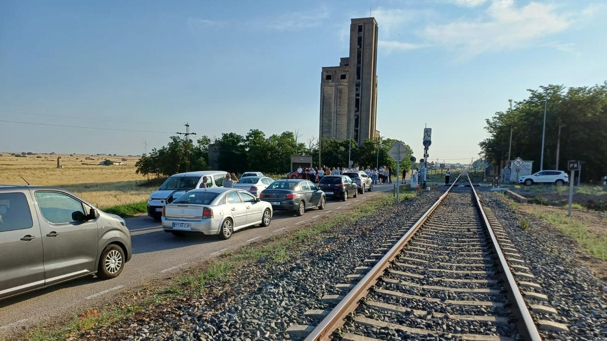 Foto de la manifestacion a la entrada de la Estación Arroyo-Malpartida.