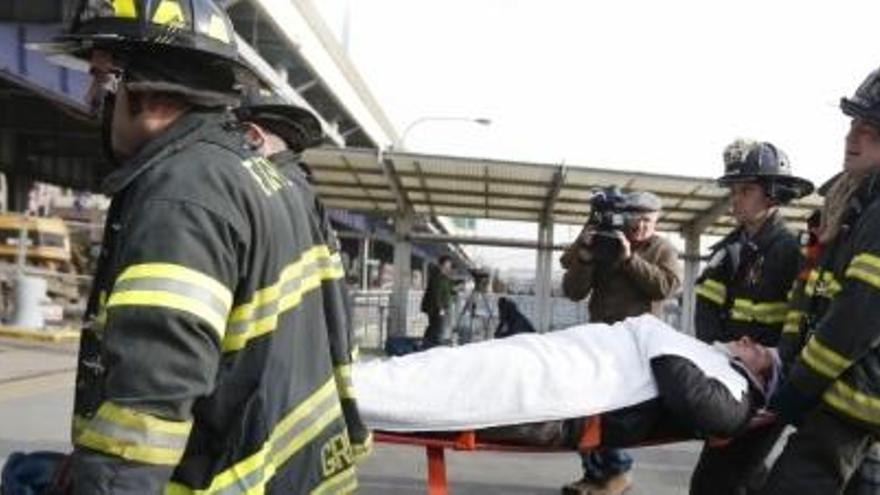 Uns bombers de Nova York transporten un ferit en l&#039;accident d&#039;un ferri a la ciutat nord-americana