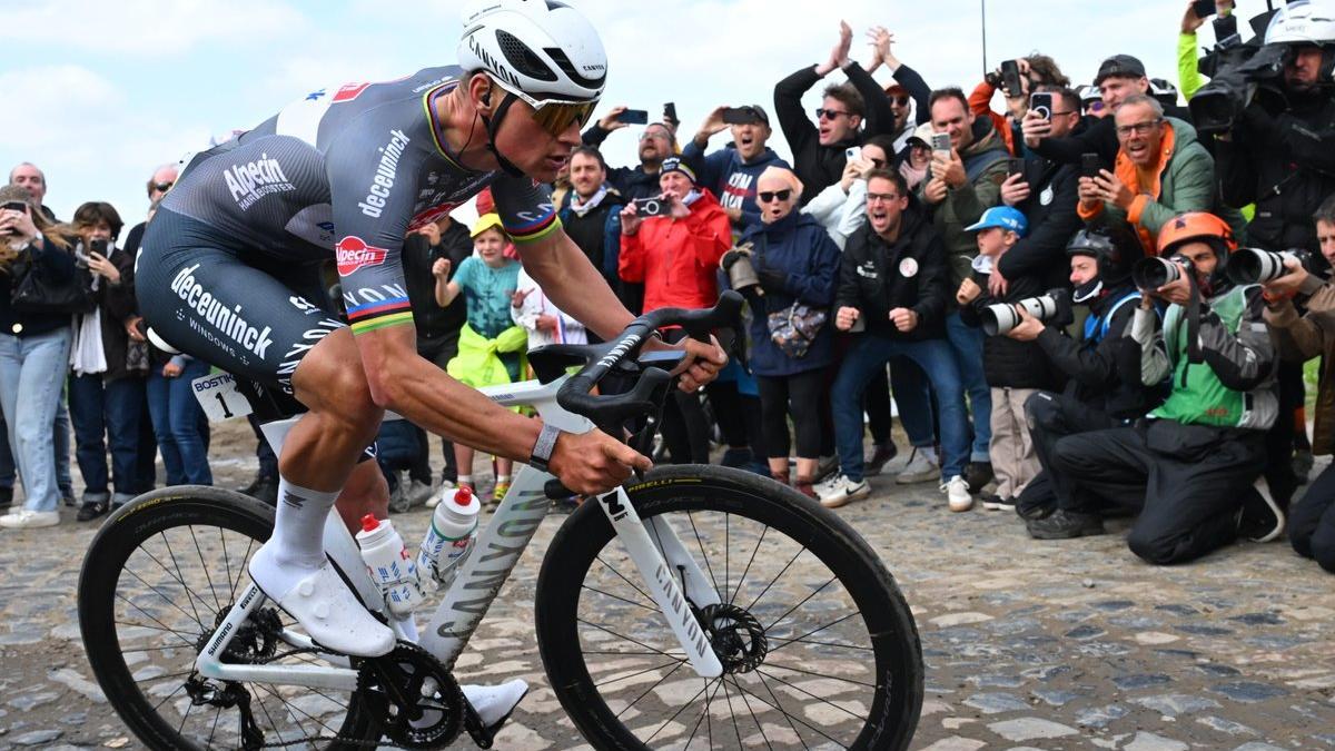 Mathieu van der Poel rueda hacia la tercera victoria consecutiva en la París-Roubaix.