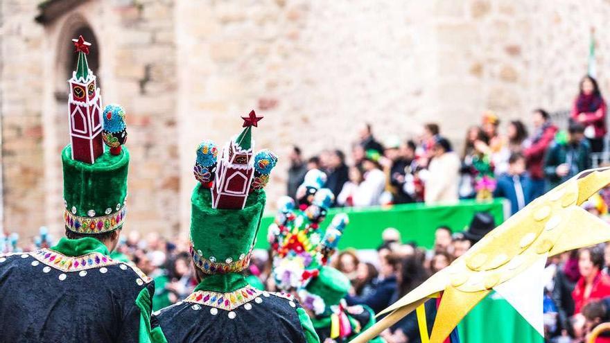 Algunos participantes en un desfile de unos carnavales de un año anterior en Navalmoral.