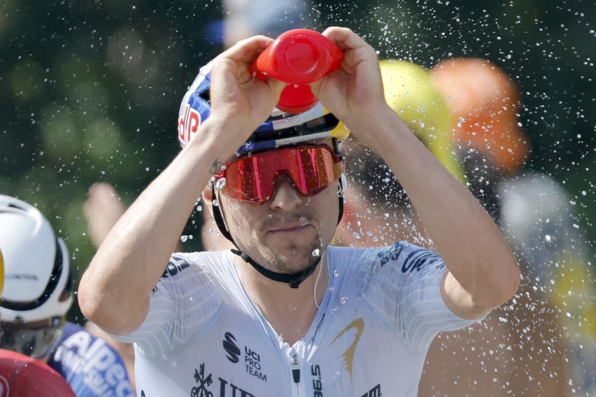 El ciclista británico Tom Pidcock, del equipo Pinarello-Q36.5 Pro Cycling Team, se refresca durante la novena etapa del Tour de Francia.