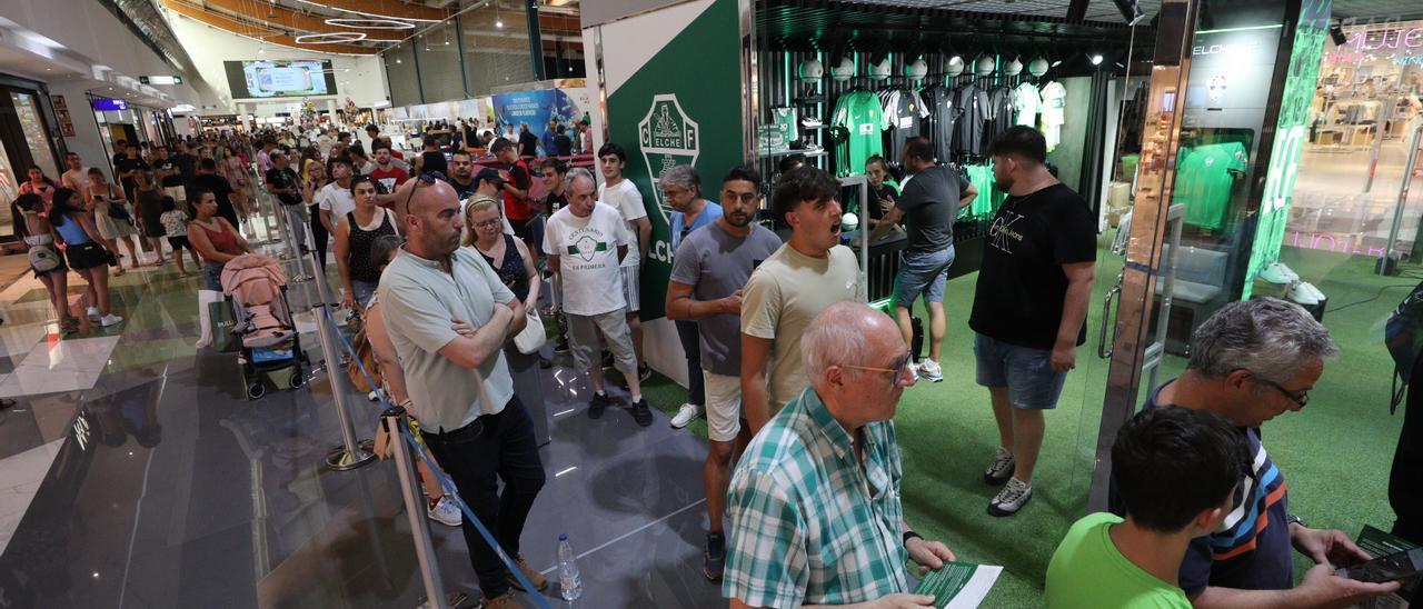 Aficionados esperando su turno junto a la tienda oficial del Elche CF en el centro comercial L&#039;Aljub