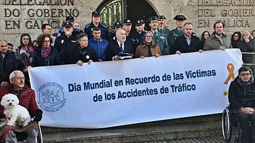 Acto conmemorativo a las víctimas de tráfico, ayer, ante la Delegación del Gobierno.