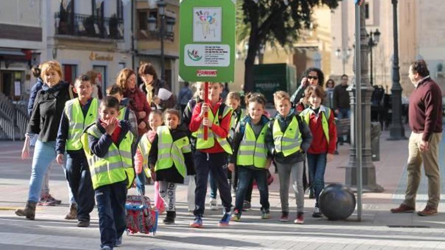 Los escolares de Sueca recorren a pie las calles para acudir a sus respectivos centros.