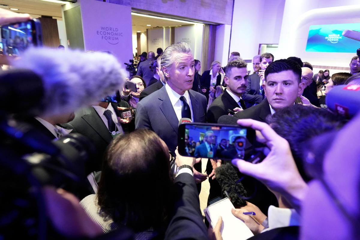 El gobernador de California, Gavin Newsom, habla con los periodistas durante la 56.ª reunión anual del Foro Económico Mundial en Davos.