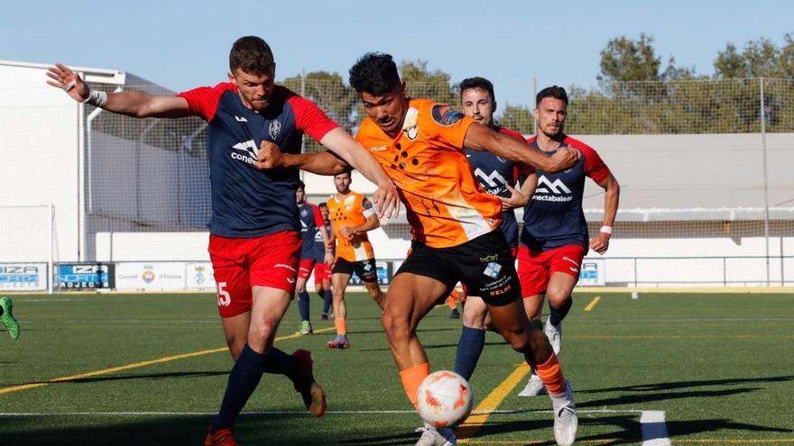 Un instante del duelo de la semana pasada entre los de Sant Miquel y el Manacor. | J.A.RIERA