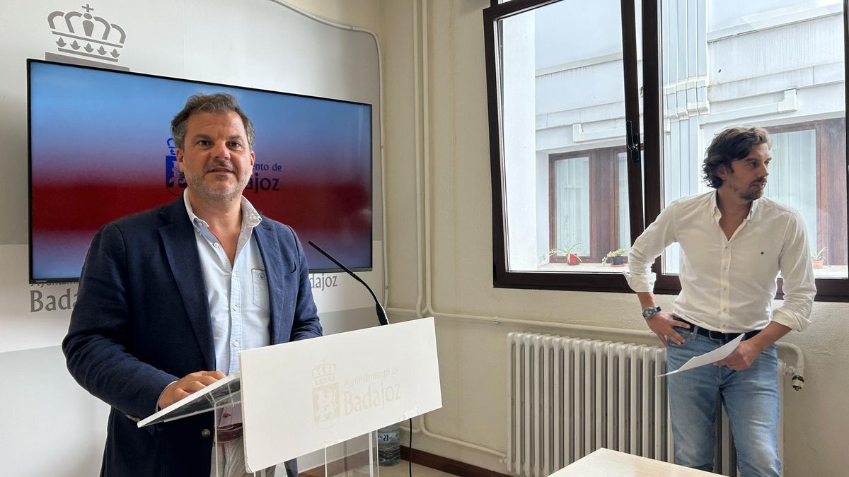 Los concejales Javier Gijón y Carlos Urueña, en la rueda de prensa de hoy.