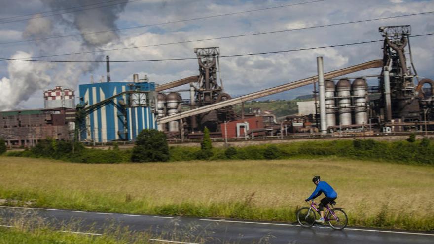 Mejora la actividad industrial en Asturias, pero no el empleo