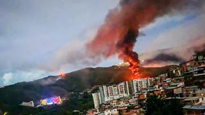 Se observa un incendio en Fuerte Tiuna, el mayor complejo militar de Venezuela, tras una serie de explosiones en Caracas el 3 de enero de 2026
