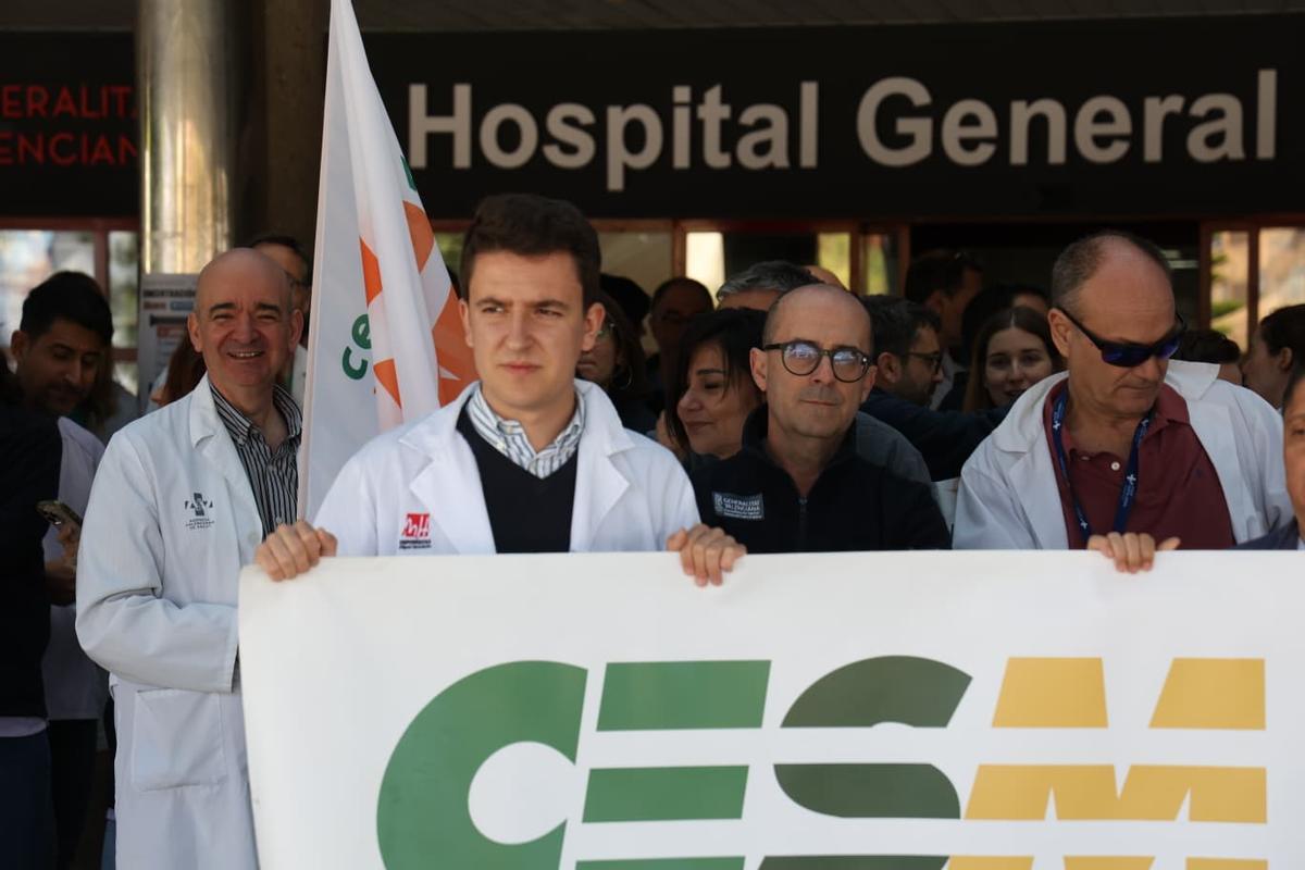 Concentración con motivo de la nueva huelga de médicos ante el Hospital General de Alicante