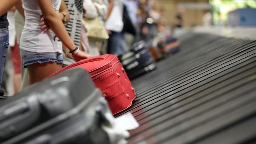 Archivo - Turistes en l'aeroport