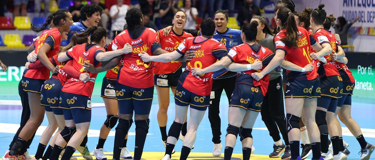 Las jugadoras de la selección española de balonmano femenino celebran su clasificación para el Mundial de Dinamarca, Noruega y Suecia 2023.