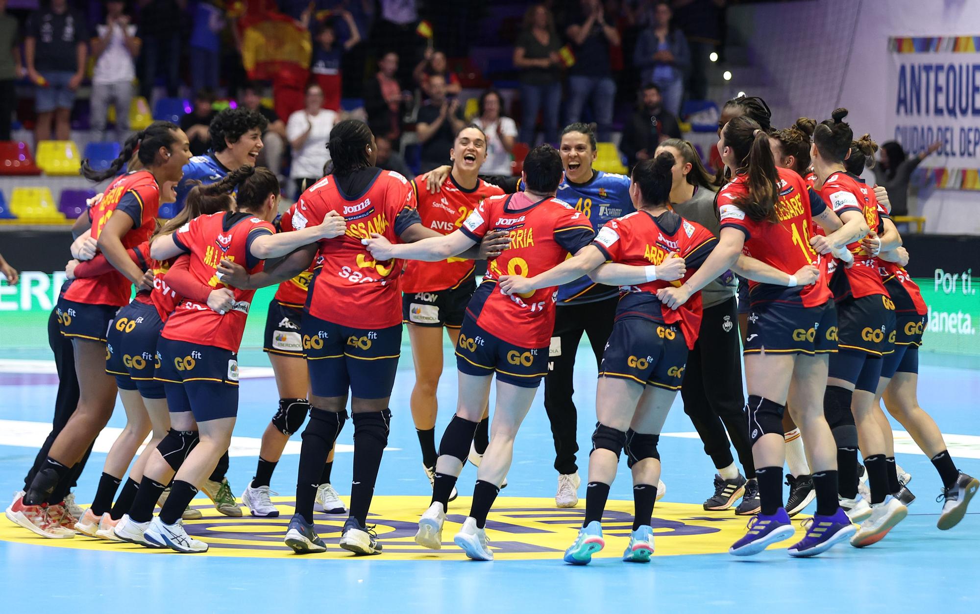 Las jugadoras de la selección española de balonmano femenino celebran su clasificación para el Mundial de Dinamarca, Noruega y Suecia 2023.