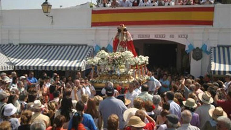 La romería de la Virgen de Bótoa atrae a miles de pacenses en torno a la ermita