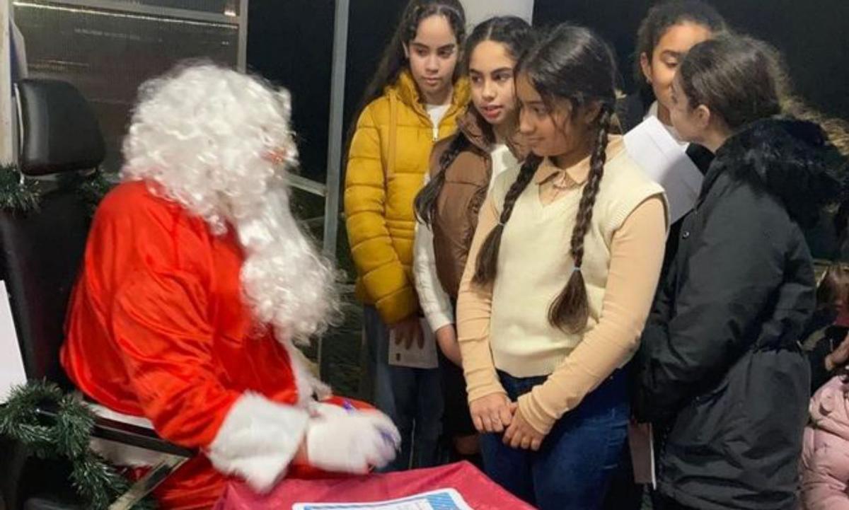 A la izquierda, una visita anterior de Papá Noel y un foodtruck y, a la derecha, flores de Pascua como las que entrega el Ayuntamiento a sus vecinos. | Cedidas a Lne