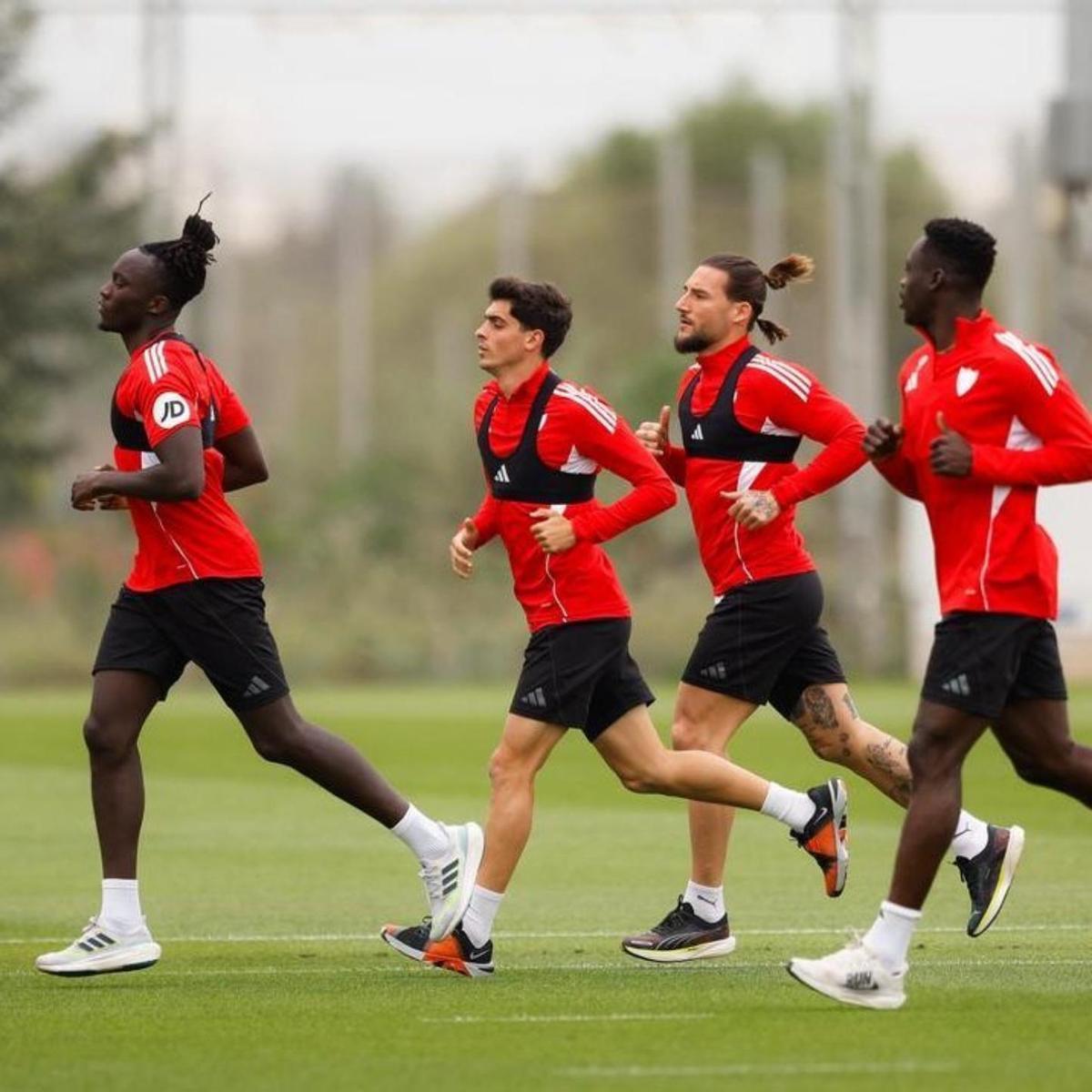Batista Mendy, Juanlu, Gudelj y Akor Adams en el entrenamiento del Sevilla FC de este martes