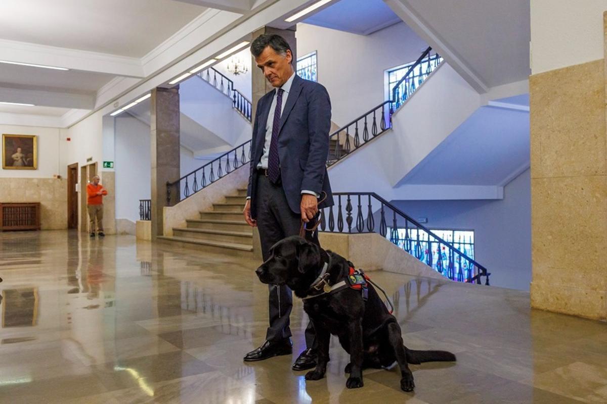 Pusky junto a Luis de Oro-Pulido en el interior de la Audiencia Provincial de Sevilla