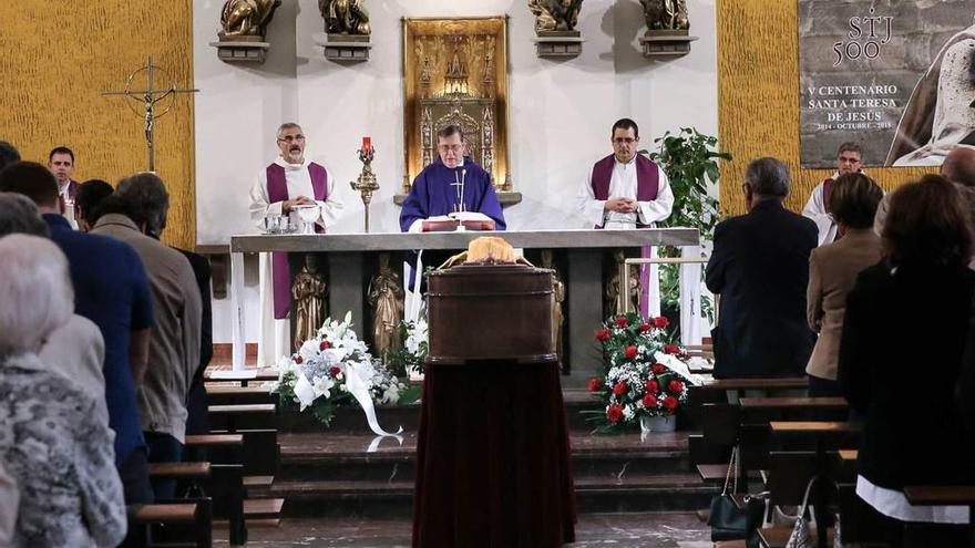 José Manuel Arribas, en el centro, preside el funeral por su padre en la parroquia de los Carmelitas.