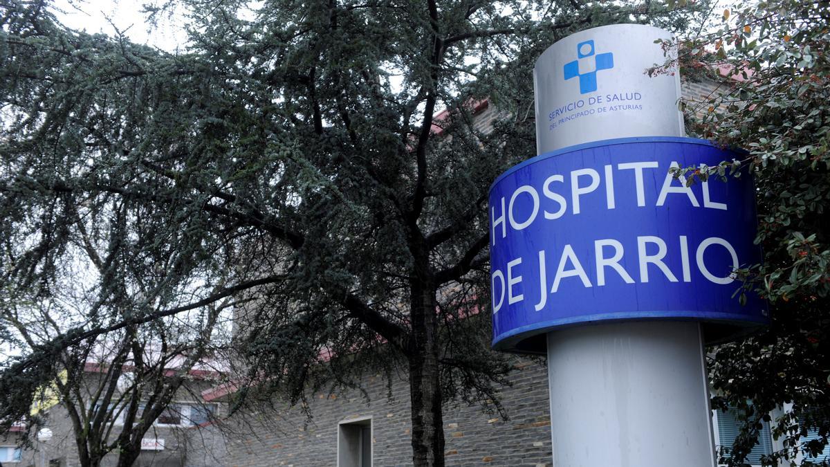 Zona de acceso al hospital de Jarrio, en Coaña